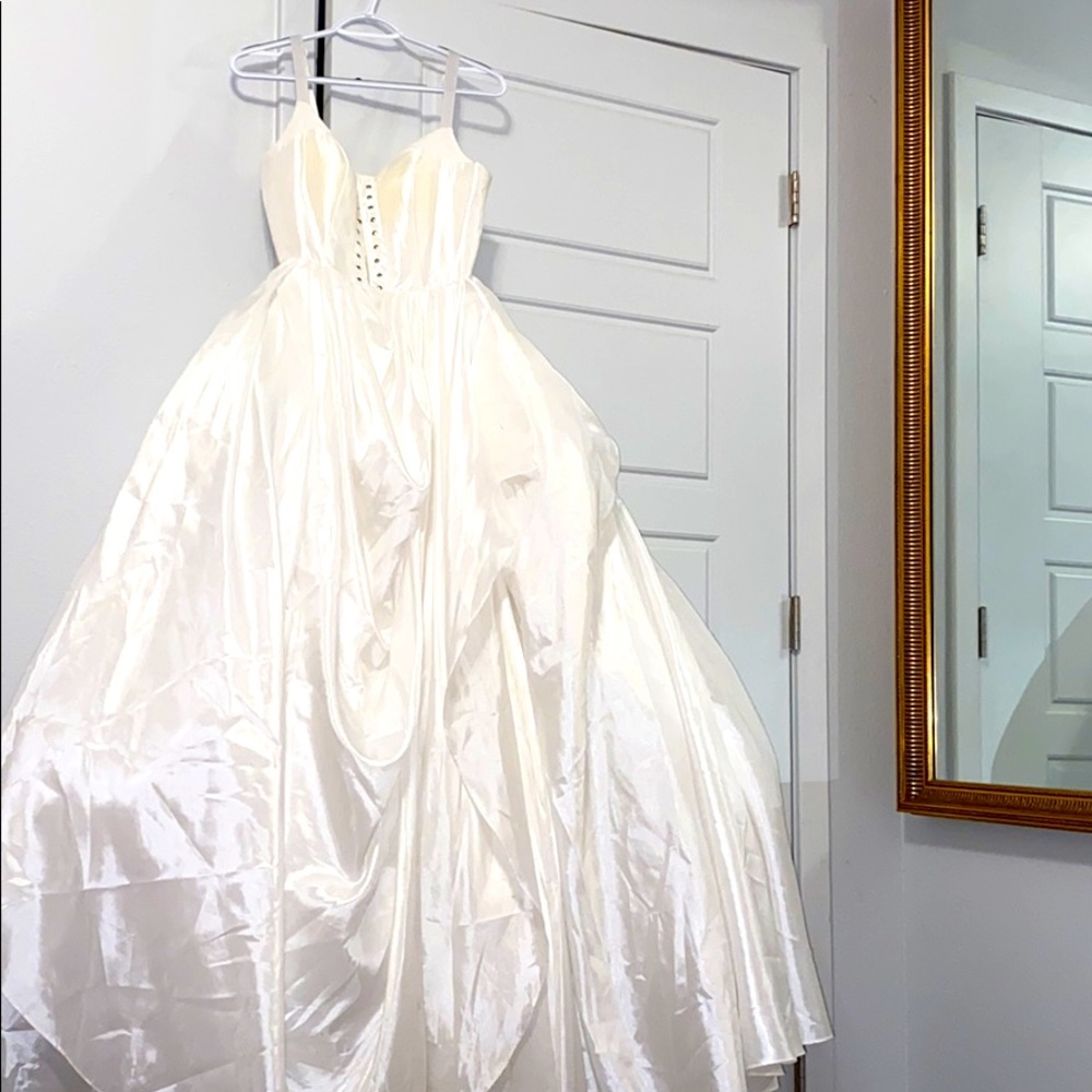 Wedding Gown 👰‍♀️ 💐 volumous with slit left leg